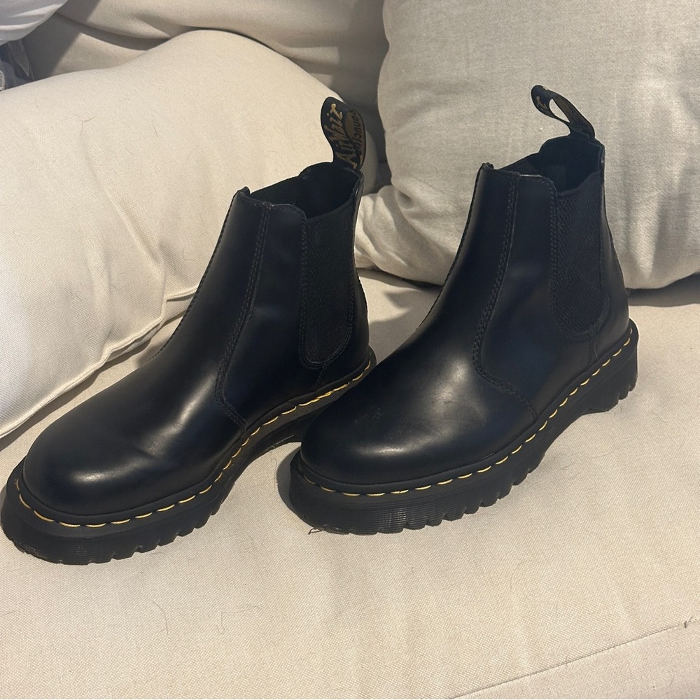 Dr. Martens 2976 Smooth Black Leather Platform Chelsea Boots. Men's 8/Womens 9.